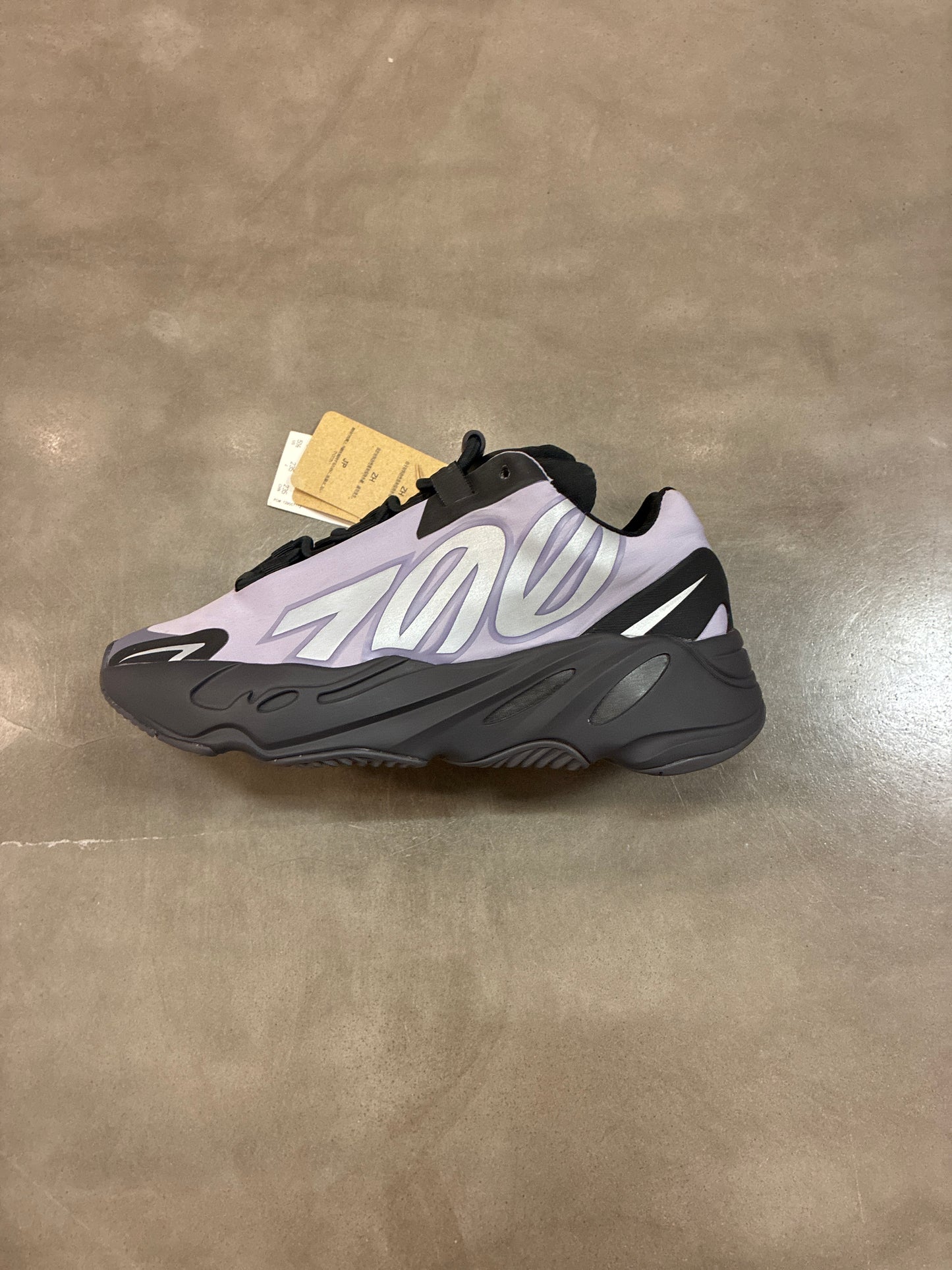 Adidas Yeezy Boost 700 MNVN
Geode