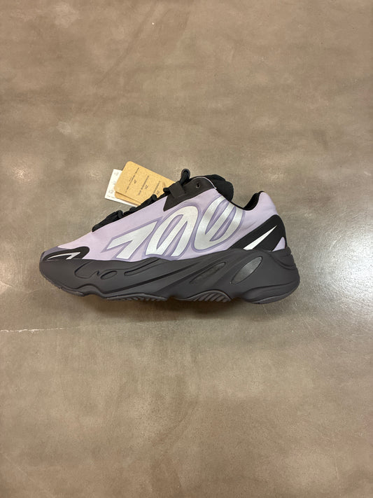Adidas Yeezy Boost 700 MNVN
Geode